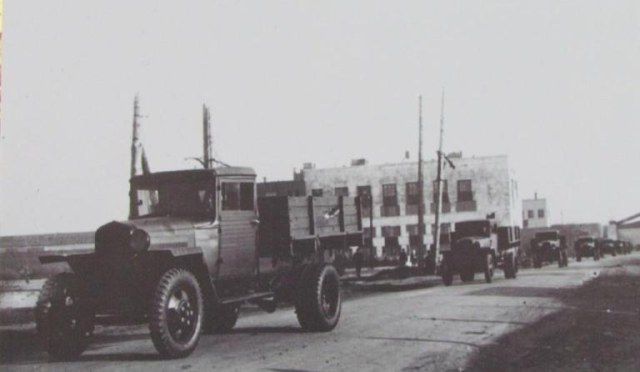 Колонна ГАЗ-ММ направляется на фронт.jpg